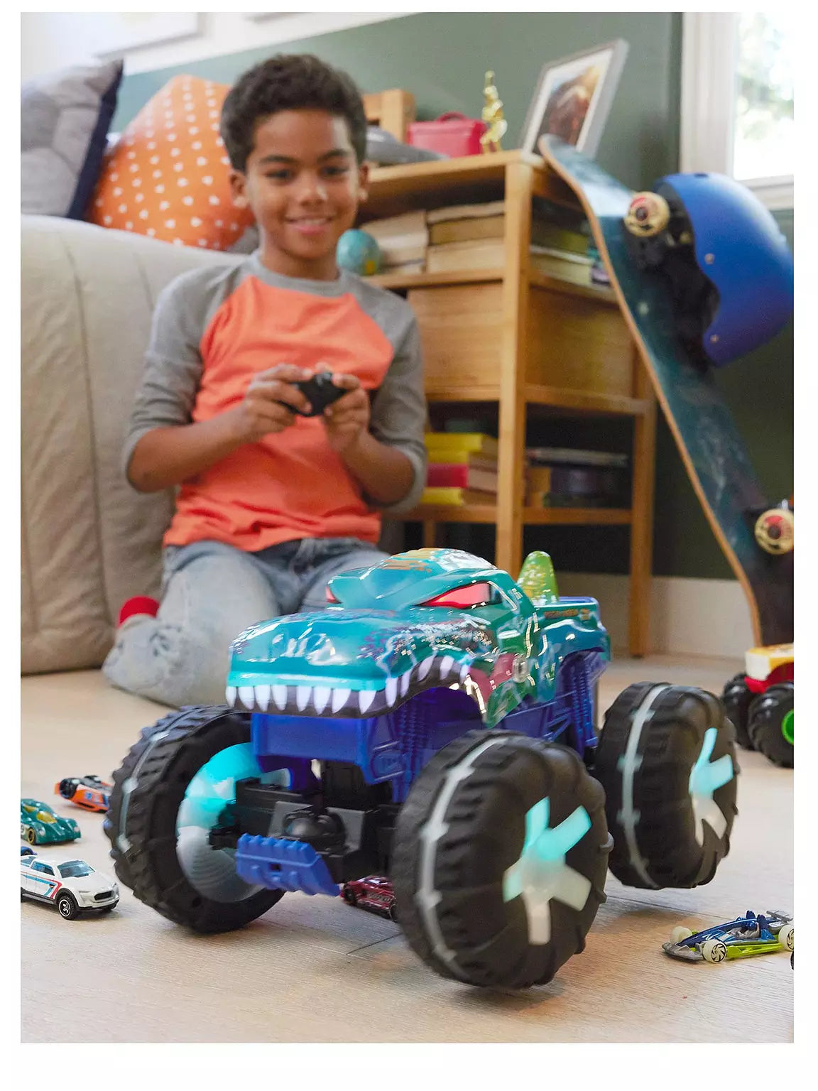 Hot Wheels Monster Trucks 1:15 Mega-Wrex Alive R/C Car